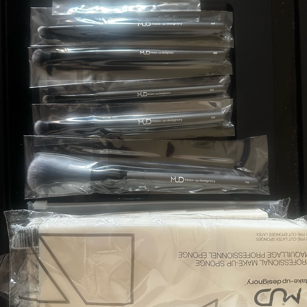 MAKEUP KIT - Picture 2 of 4